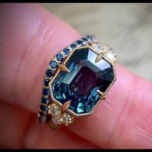 Gorgeous Green Ring - Picture 4 of 4